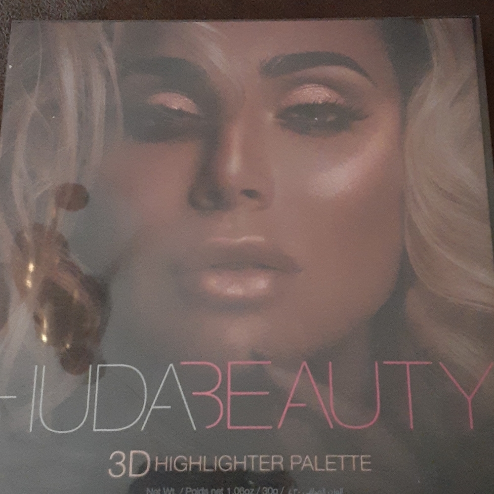 Huda Beauty 3D Highlighter and grgeous as usual.